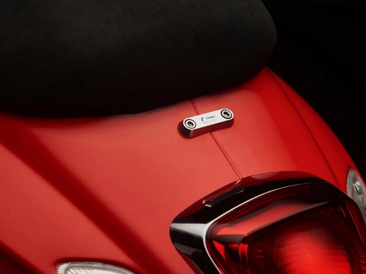 Cache fileté RIZOMA étrier de maintien passager pour Vespa GTS/GTS Super/GTV/Primavera, argenté