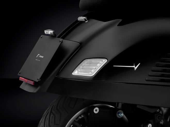 Support de plaque d'immatriculation feu arrière RIZOMA pour Vespa GTS/GTS Super/GTV 125-300ccm (`23-), noir