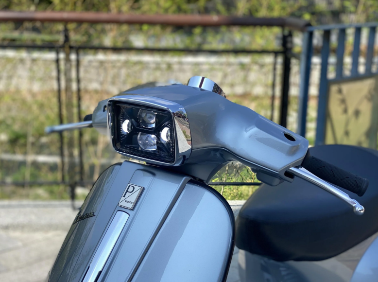 Phare ZELIONI LED trapézoïdal pour Vespa S 50-150ccm