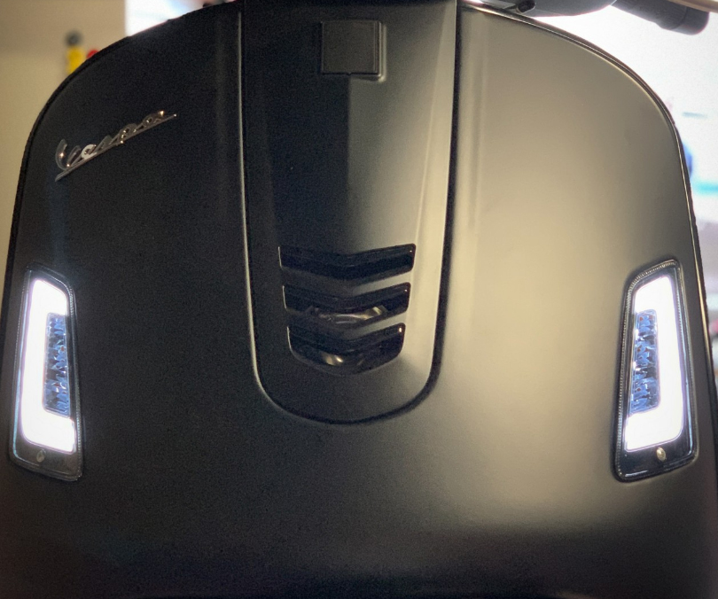 Jeu de clignotants avant LED, teintés pour Vespa GT, GTL, GTV, GTS 125-300 (2014-2018)