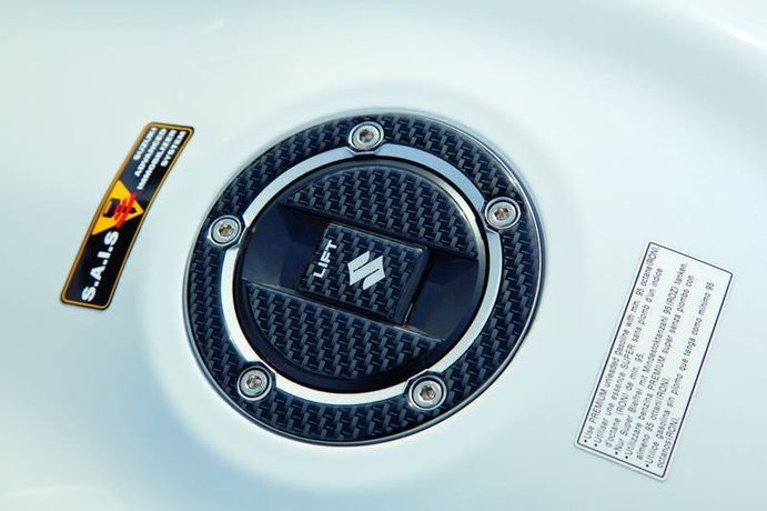 Protection de bouchon de réservoir, look carbone pour Suzuki GSX-R1000 BJ. 2005 - 2006/ 2007-2008/ 2009-2011/ 2012-2016