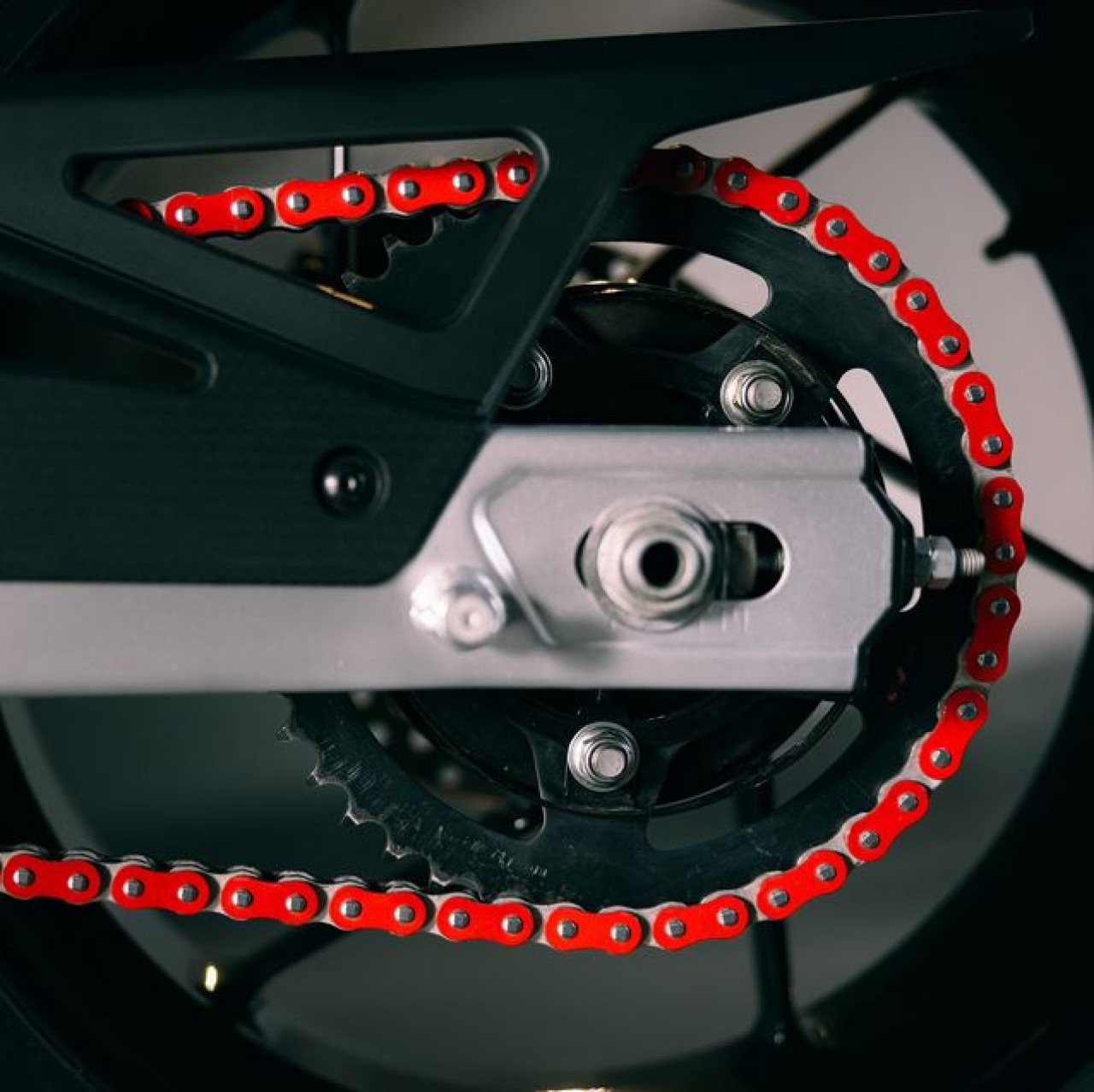 Chaîne rouge, pas : 520/106 pour Aprilia RS 457 /Tuono 457