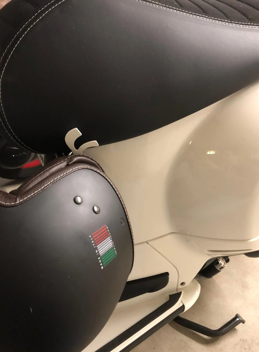 Crochet pour casque, sous le siège pour Vespa, argenté