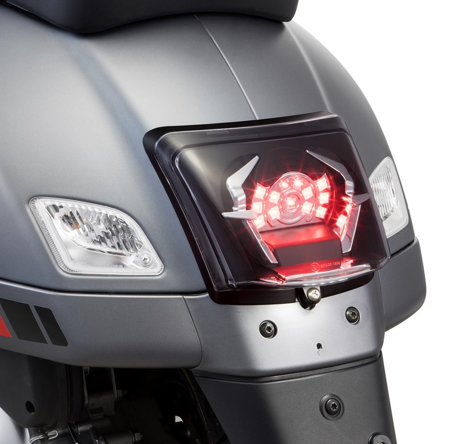 Cadre feu arrière Conversion pour Vespa GTS/GTS Super/GTV 125-300ccm ('14-'18), noir brillant