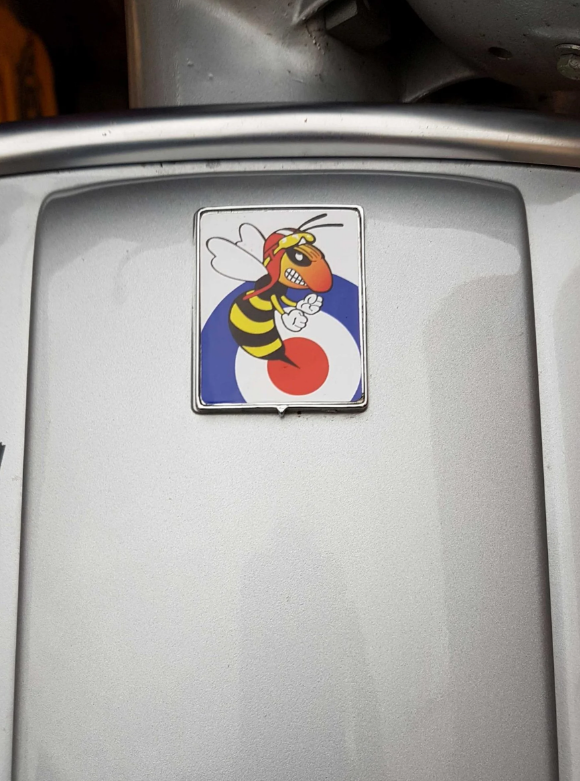 Emblème Vespa "Target méchante guêpe" cascade à 4 coins, bleu/blanc/rouge