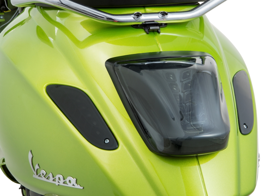 Feu arrière MK II teinté pour Vespa Primavera/Sprint 50-150ccm, bord - noir brillant