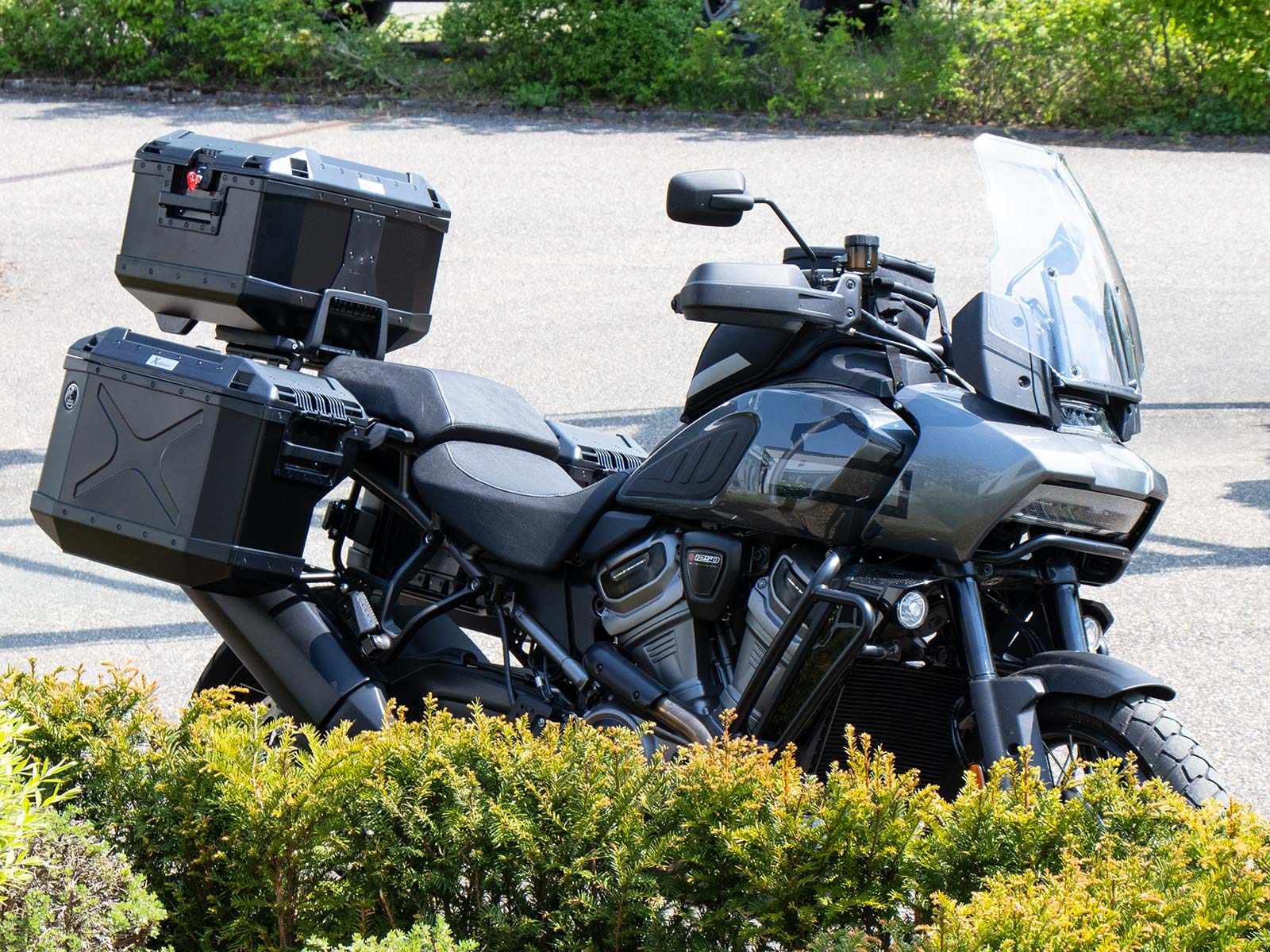 Kit de support de valises Cutout y compris kit de valises Xplorer Cutout noir pour Harley Davidson Pan America (21-)