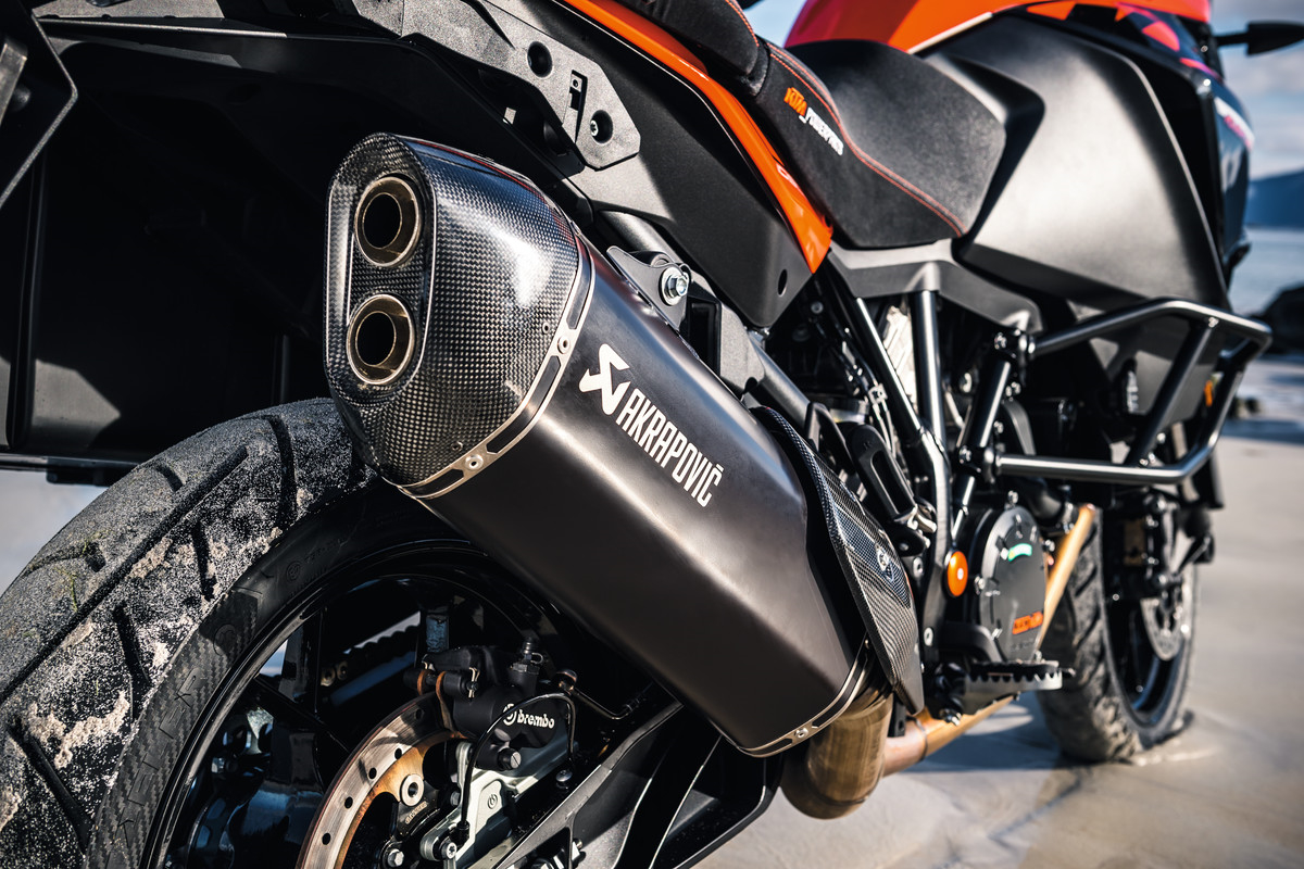 Akrapovic Slip-On LINE système d'échappement noir pour Adventure / Super Adventure