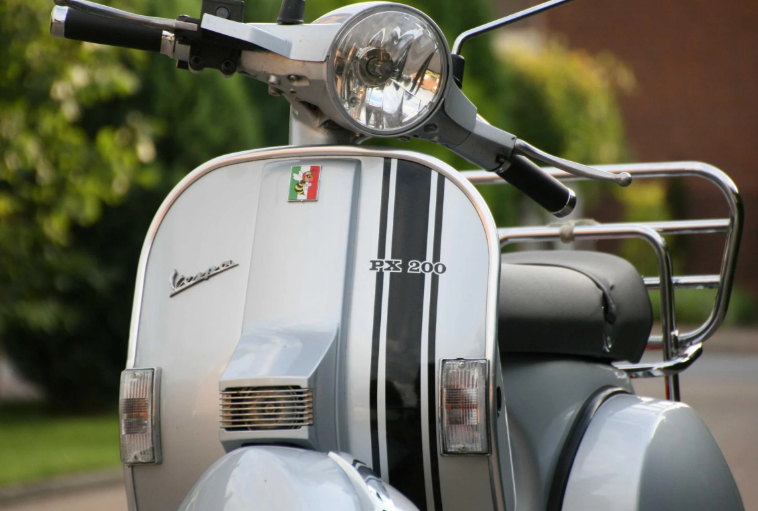 Emblème Vespa "guêpe en colère" cascade à 4 coins, vert/blanc/rouge