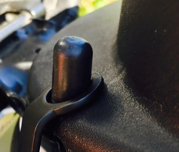 Crochet pour casque, sous le siège pour Vespa, noir brillant