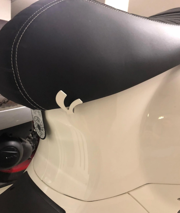 Crochet pour casque, sous le siège pour Vespa, argenté