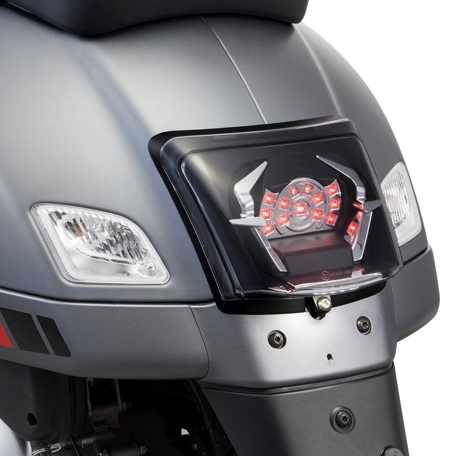 Cadre feu arrière Conversion pour Vespa GTS/GTS Super/GTV 125-300ccm ('14-'18), noir brillant