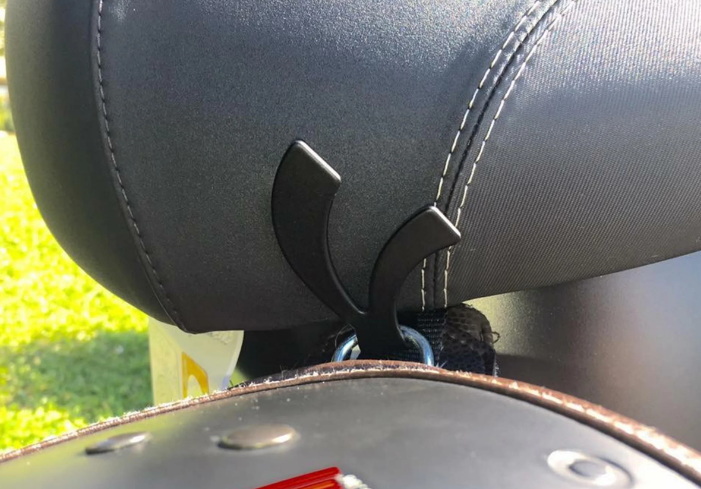 Crochet pour casque, sous le siège pour Vespa, noir brillant