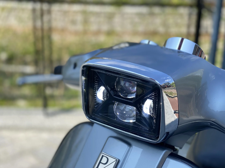 Phare ZELIONI LED trapézoïdal pour Vespa S 50-150ccm