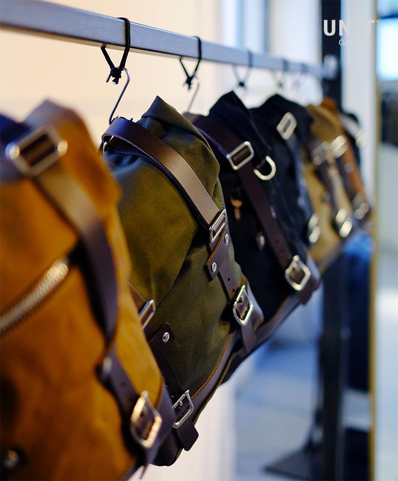 Sacoche latérale gauche en toile 10L-14L + cadre Triumph Scrambler 400 X - noir/noir