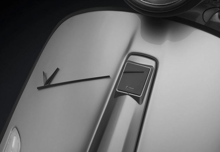 Emblème RIZOMA cascade pour Vespa, noir