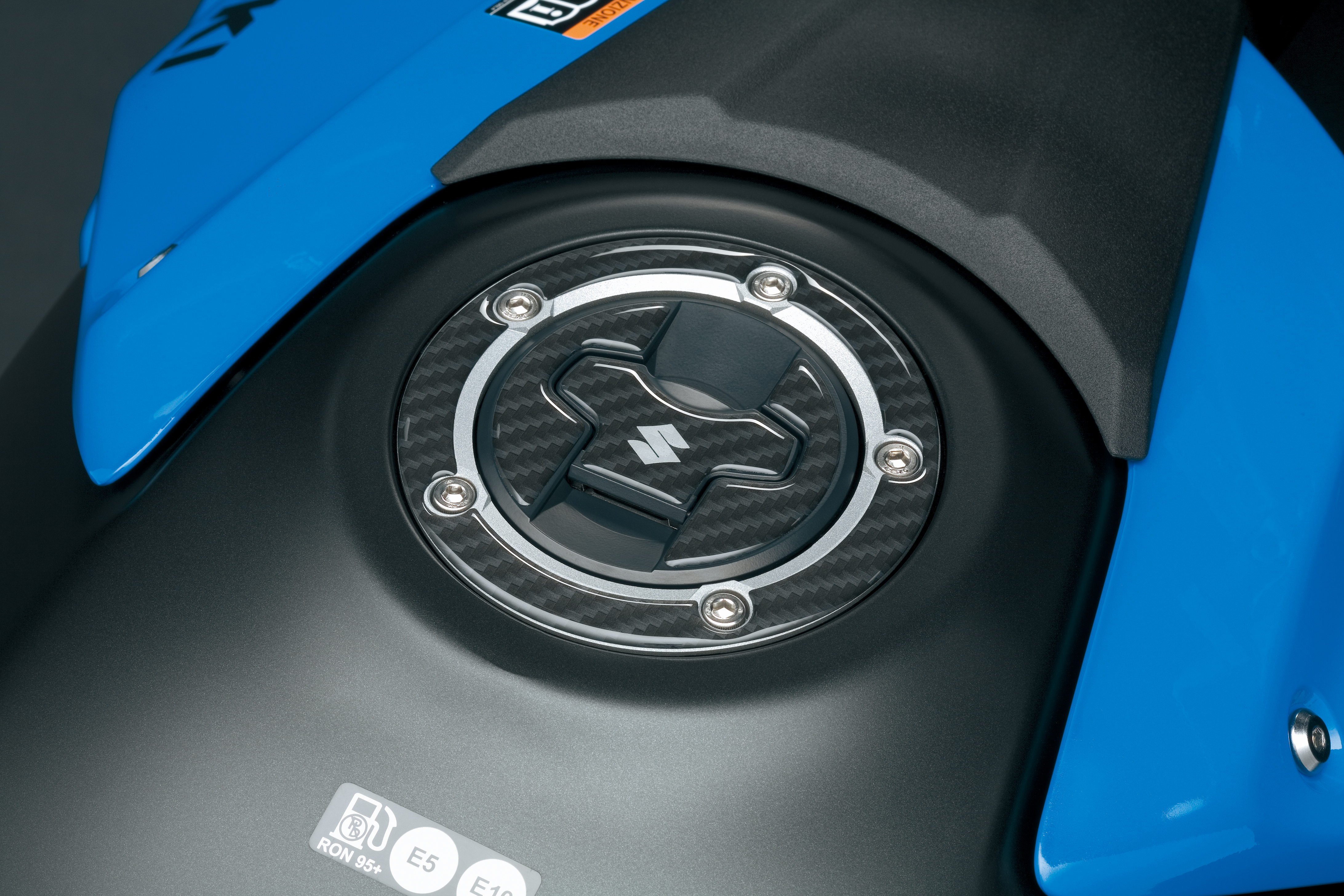 Protection de bouchon de réservoir (carbone) Suzuki GSX-8S / V-Stom 800 2023- Accessoires d'origine