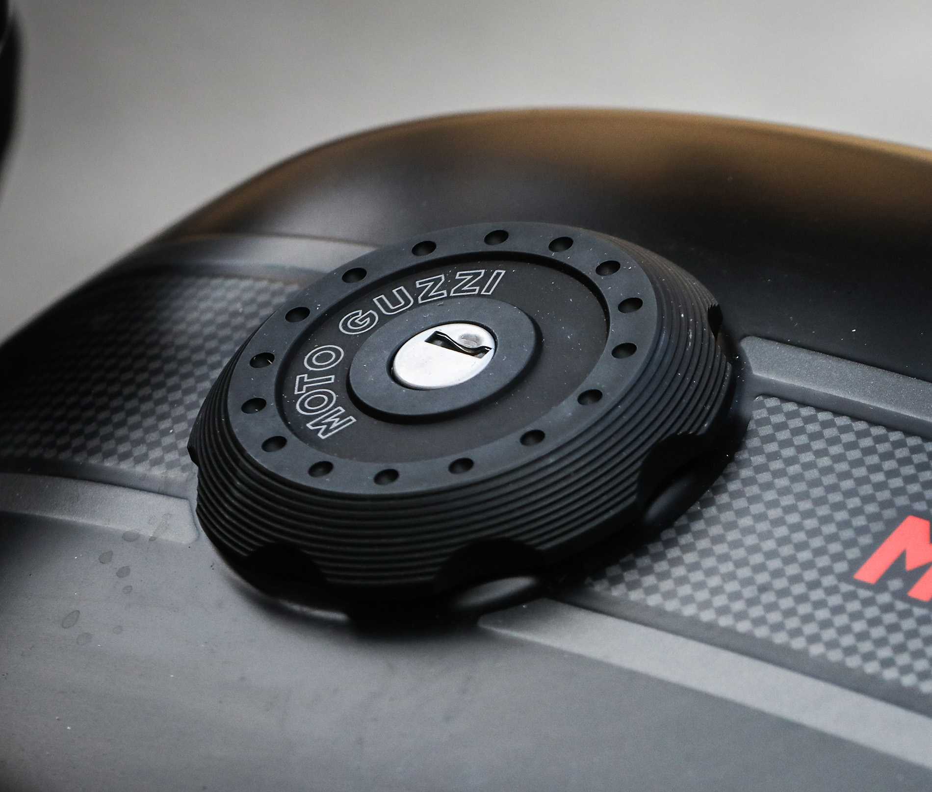 Cache pour bouchon de réservoir, noir aluminium pour Moto Guzzi V7 III / V7 850