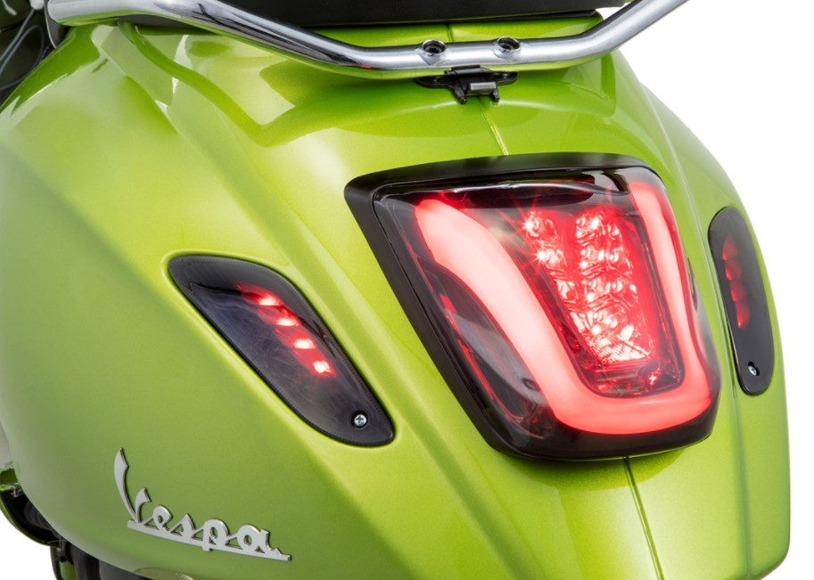 Feu arrière MK II teinté pour Vespa Primavera/Sprint 50-150ccm, bord - noir brillant
