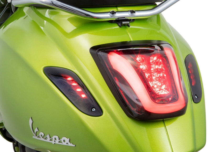 Feu arrière MK II teinté pour Vespa Primavera/Sprint 50-150ccm, bord - noir mat