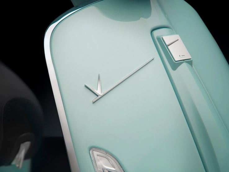 Emblème RIZOMA cascade pour Vespa, argenté