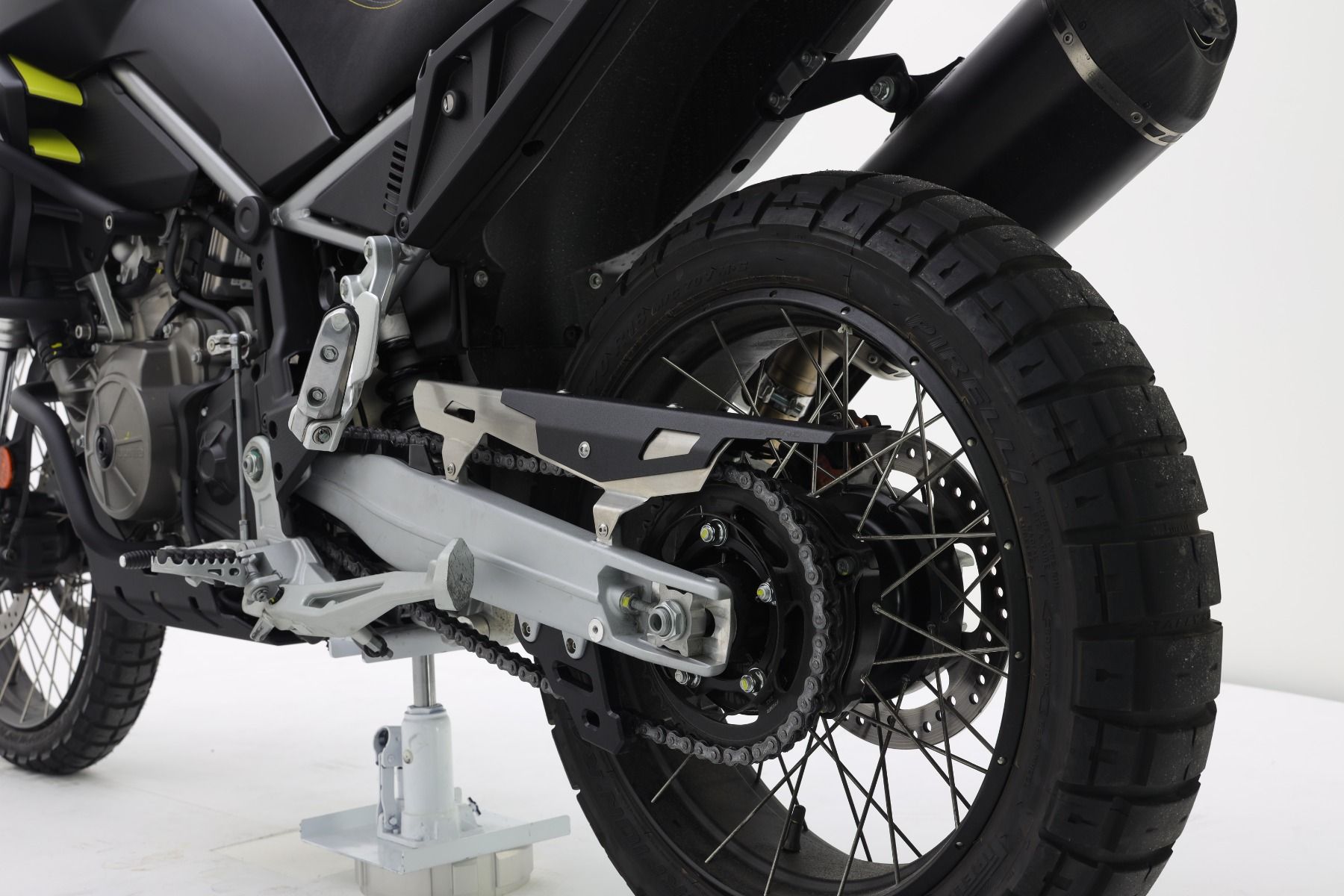 Protège chaîne noir pour Aprilia Tuareg 660