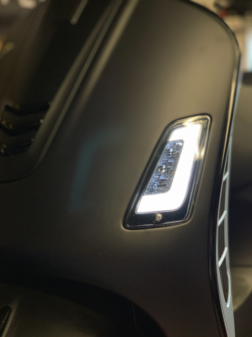 Jeu de clignotants avant LED, teintés pour Vespa GT, GTL, GTV, GTS 125-300 (2014-2018)