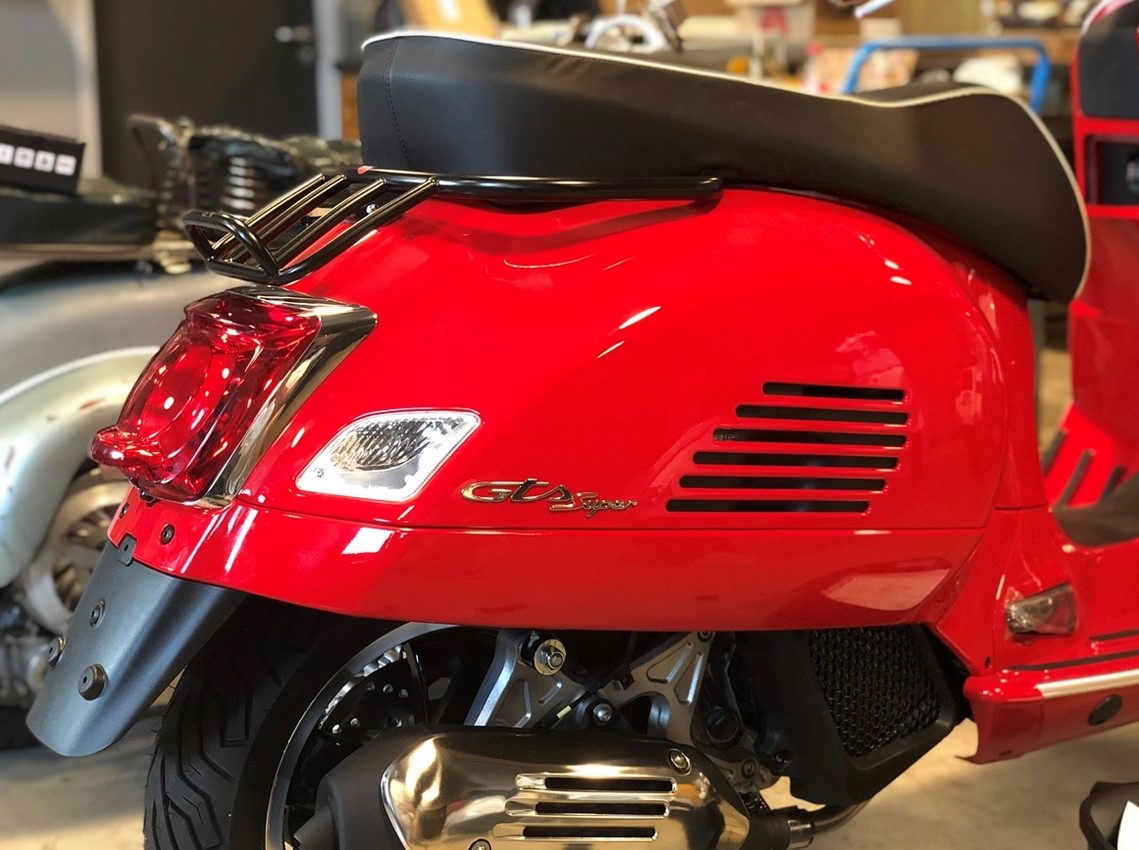 Porte-bagages / barre de maintien passager arrière 70s pour Vespa GTS/GTV/GT 125-300ccm 4T LC, noir brillant