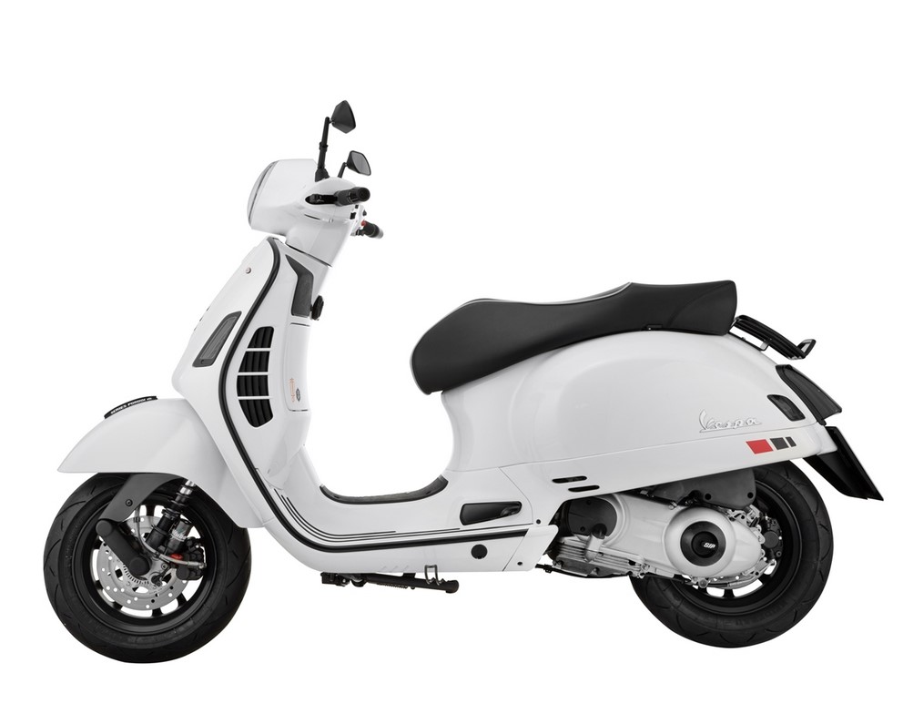 Cadre feu arrière pour Vespa GTS/GTS Super/GTV 125-300ccm ('14-'18), noir brillant