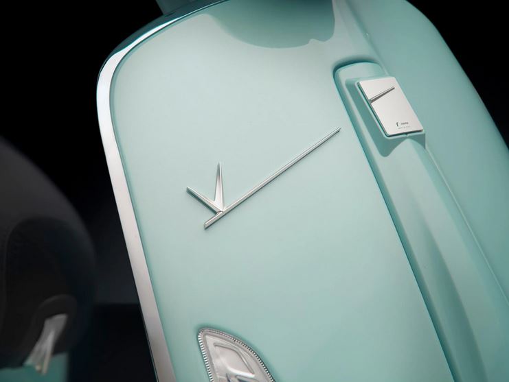 Inscription RIZOMA tablier de jambe pour Vespa, argenté