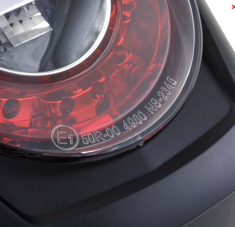 Feu arrière LED rouge pour Vespa Primavera/Sprint 50-150ccm, bord - noir mat