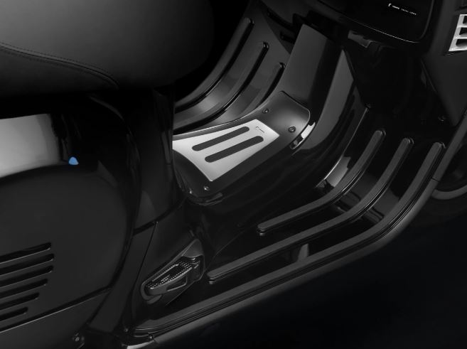 Couverture d'espace pour les pieds RIZOMA pour Vespa GTS/GTS Super/GTV/GT, argent/noir