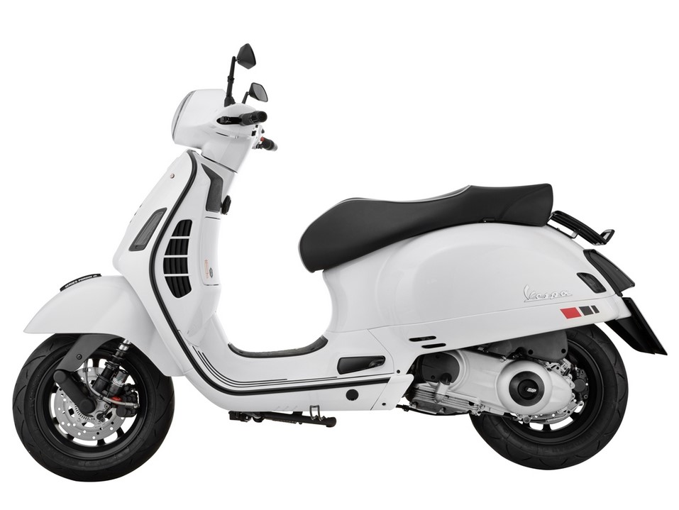 Cadre feu arrière pour Vespa GTS/GTS Super/GTV 125-300ccm ('14-'18), noir mat