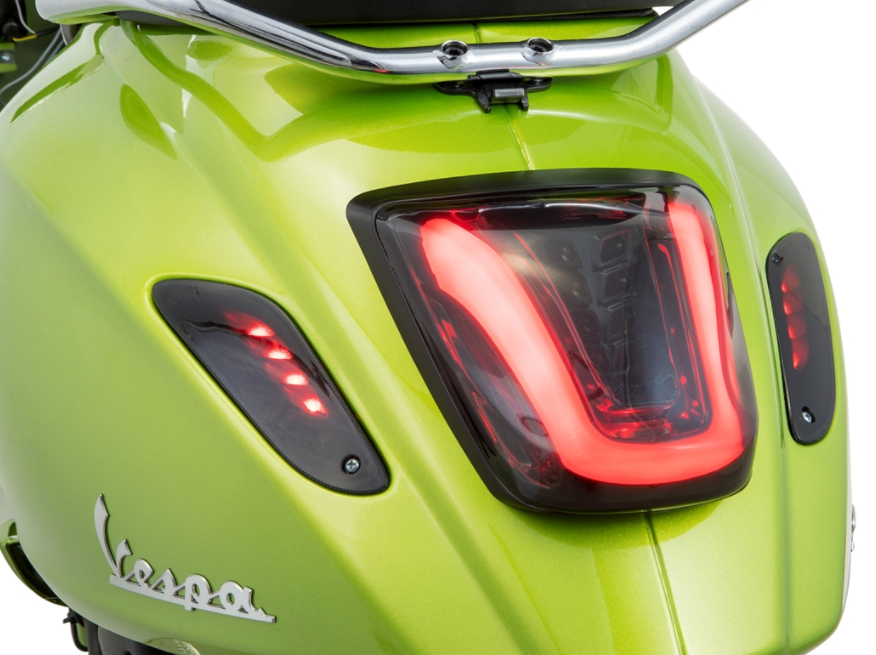 Feu arrière MK II teinté pour Vespa Primavera/Sprint 50-150ccm, bord - noir brillant