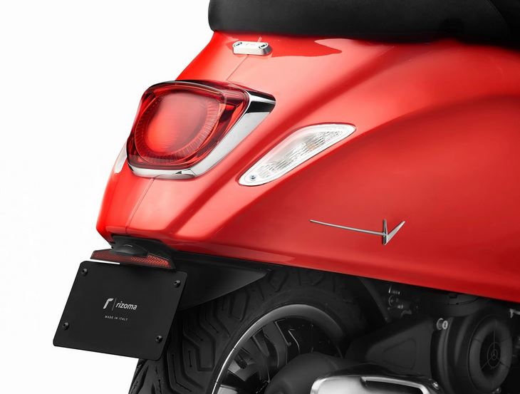 Inscription RIZOMA capot latéral pour Vespa Primavera/Sprint/Elettrica, argenté