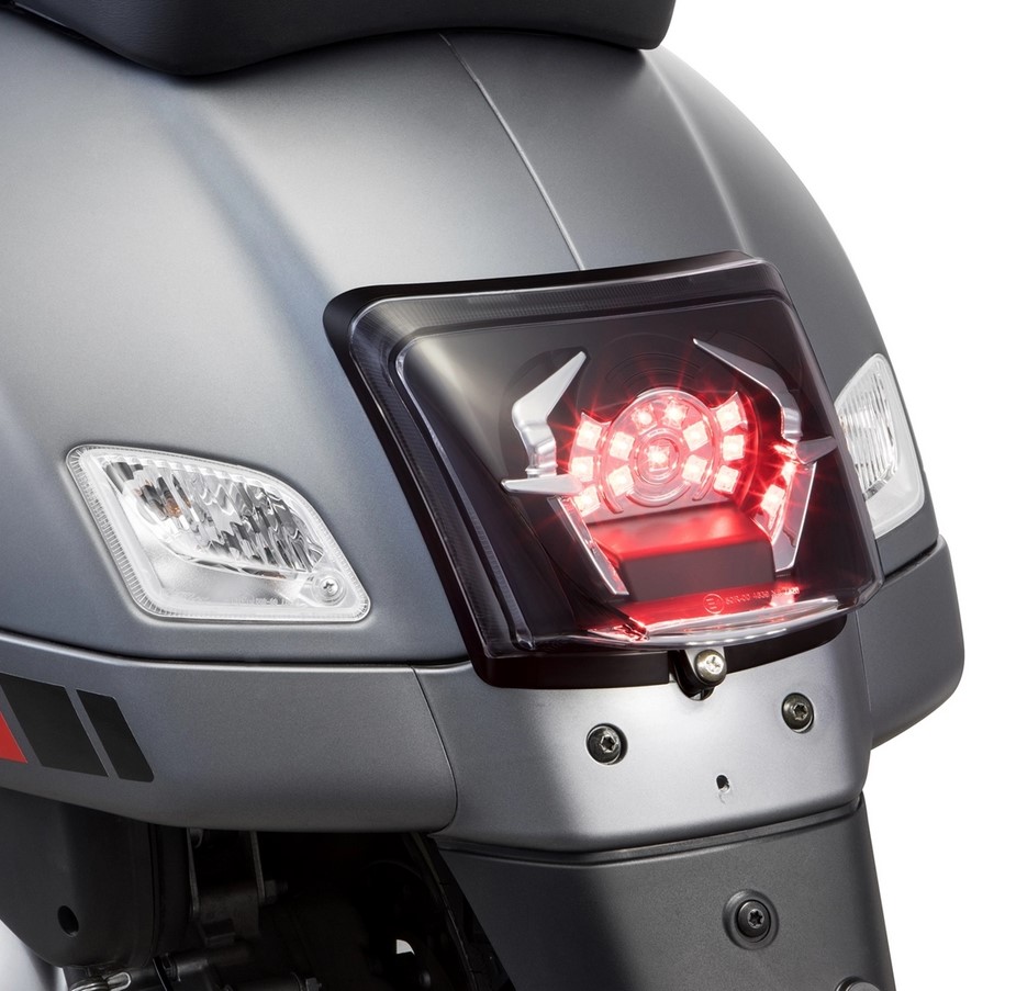 Conversion de feu arrière de cadre pour Vespa GTS/​GTS Super/​GTV 125-300ccm ('14-'18), noir mat