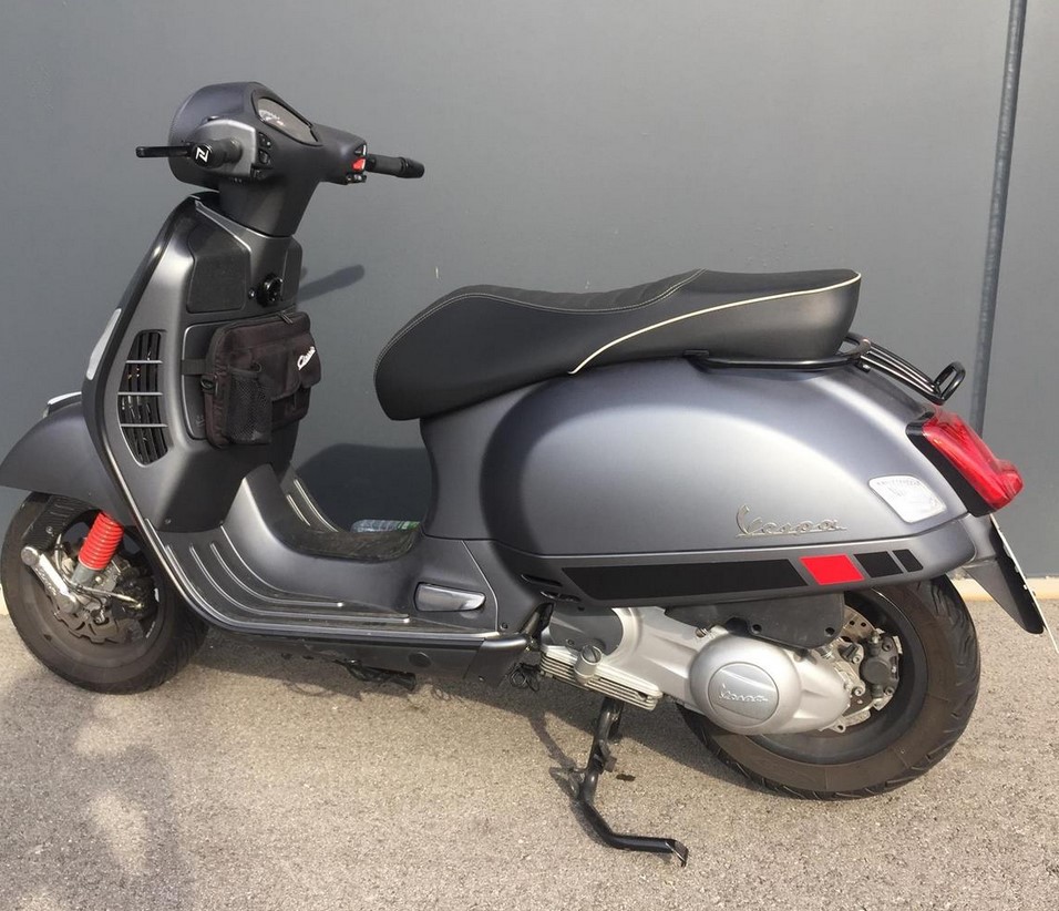 Porte-bagages / barre de maintien passager arrière 70s pour Vespa GTS/GTV/GT 125-300ccm 4T LC, noir brillant
