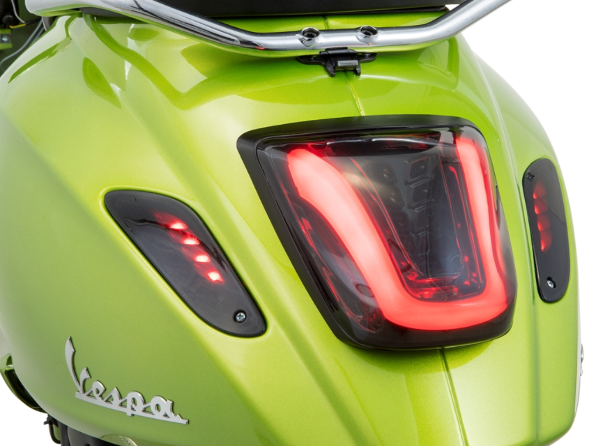 Feu arrière MK II teinté pour Vespa Primavera/Sprint 50-150ccm, bord - noir mat