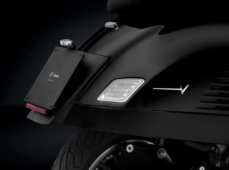 Inscription RIZOMA capot latéral pour Vespa GTS/GTS Super/GTV, argenté