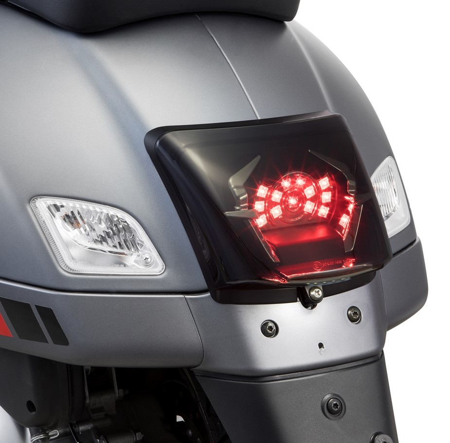 Conversion de feu arrière de cadre pour Vespa GTS/​GTS Super/​GTV 125-300ccm ('14-'18), noir mat