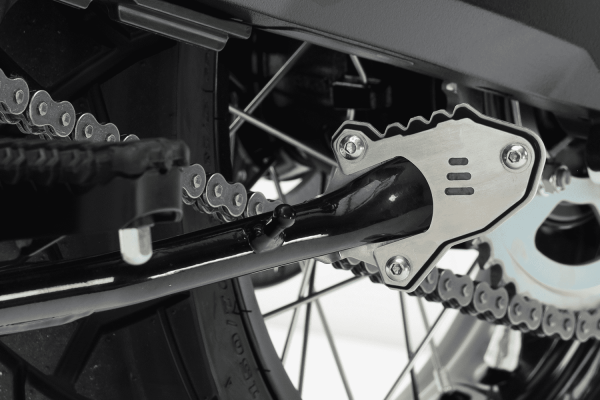 Plaque de béquille latérale noire en aluminium pour Suzuki V-Strom 800 DE (23-)