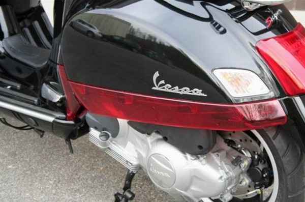 Habillage latéral gauche/droite pour Vespa GTS/GTS Super/GTV 125-300ccm, rouge transparent