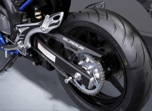 Pare-chaîne, aluminium pour Suzuki SFV650Gladius BJ. 2009-2016